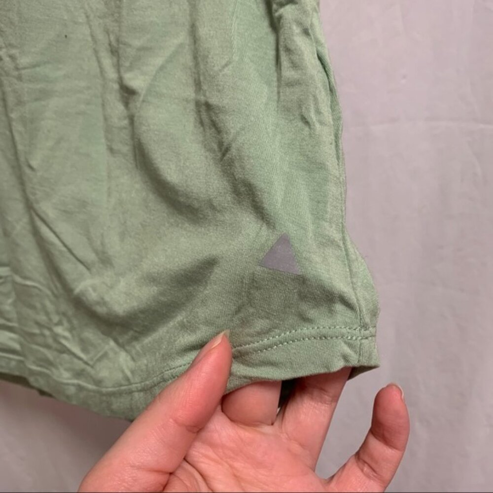Balance Athletica The Venture Tee in “Vine” Green Medium - Picture 4 of 7